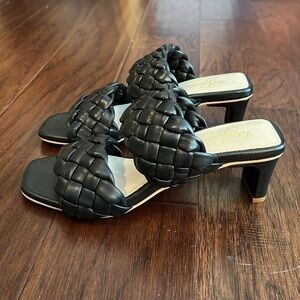 42 gold Connie black leather sandals